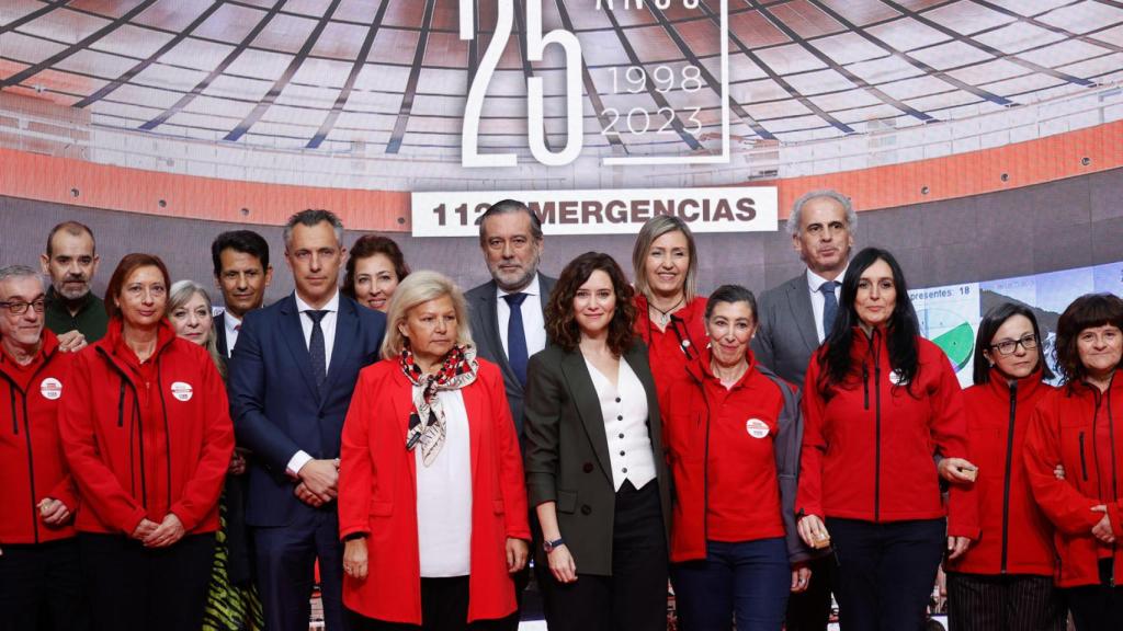 La presidenta de la Comunidad de Madrid, Isabel Díaz Ayuso, junto con sus consejeros de Justicia e Interior, Enrique López, y Sanidad, Enrique Ruiz Escudero, y el director de la Agencia de Seguridad y Emergencias Madrid 112, Carlos Novillo, posan para la foto de familia durante el acto.