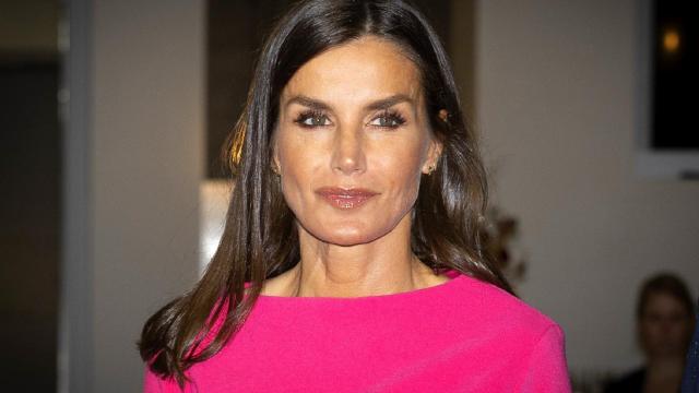 La reina Letizia en una imagen de archivo con vestido fucsia de Moisés Nieto.