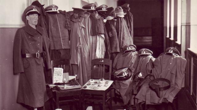 Colección de uniformes falsos, cuerdas, insignias y otros materiales de fuga acumulados empleados en Colditz.