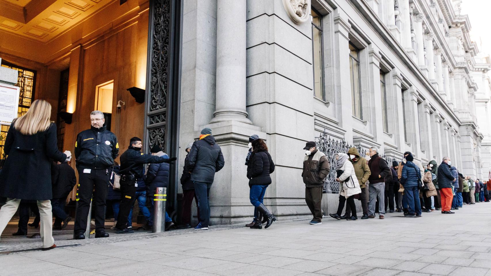 Decenas de personas hacen cola para contratar Letras del Tesoro, en el Banco de España, a 3 de febrero de 2023, en Madrid (España).