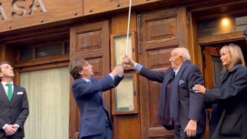 El alcalde de Madrid, José Luis Martínez-Almeida, y Lucio Blázquez, en el homenaje al mítico mesonero de La Latina.