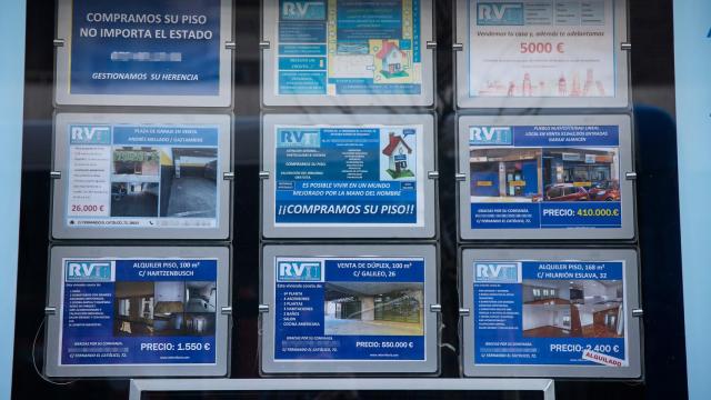 Diferentes anuncios de alquileres de viviendas.