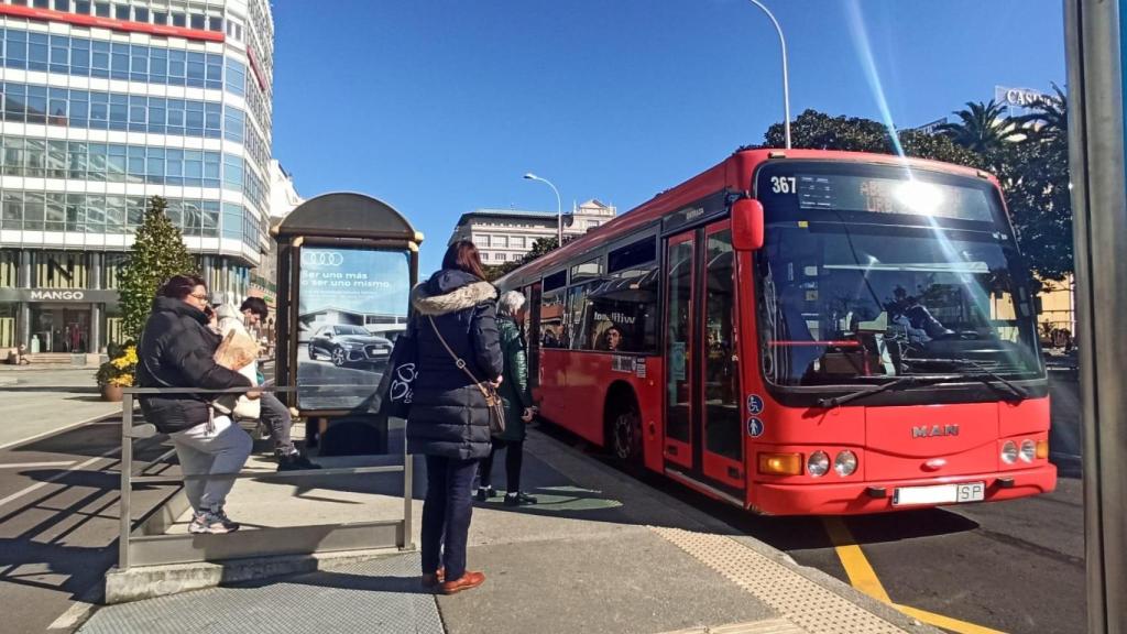 Un autobús en la parada del Obelisco de A Coruña.