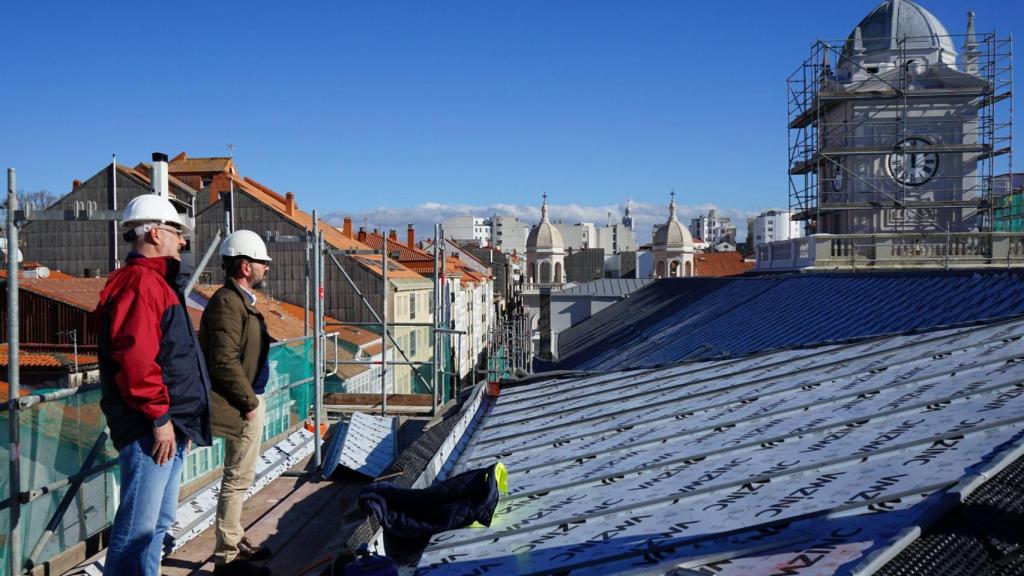 El alcalde, Ángel Mato, esta mañana comprobando el avance de las obras