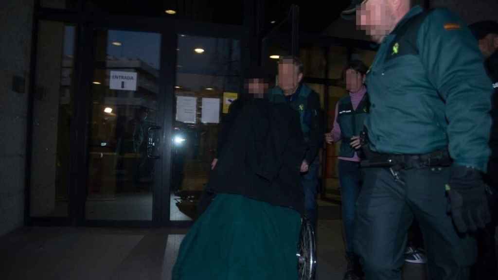 Imagen del detenido por el asesinato de una mujer en Baiona saliendo de los juzgados de Vigo.