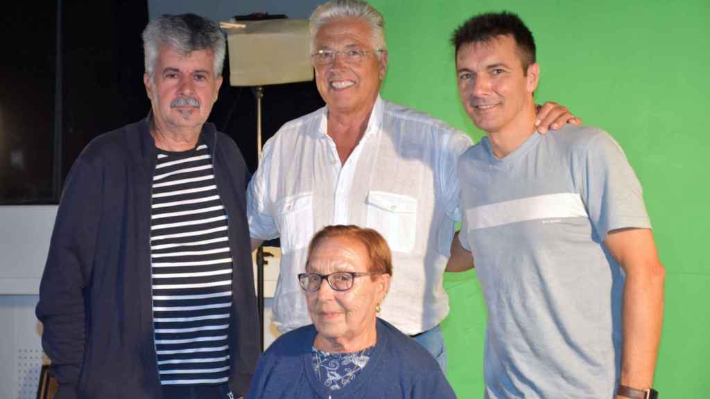 Xan Leira (Izq.), director de O barro da vida durante el rodaje.