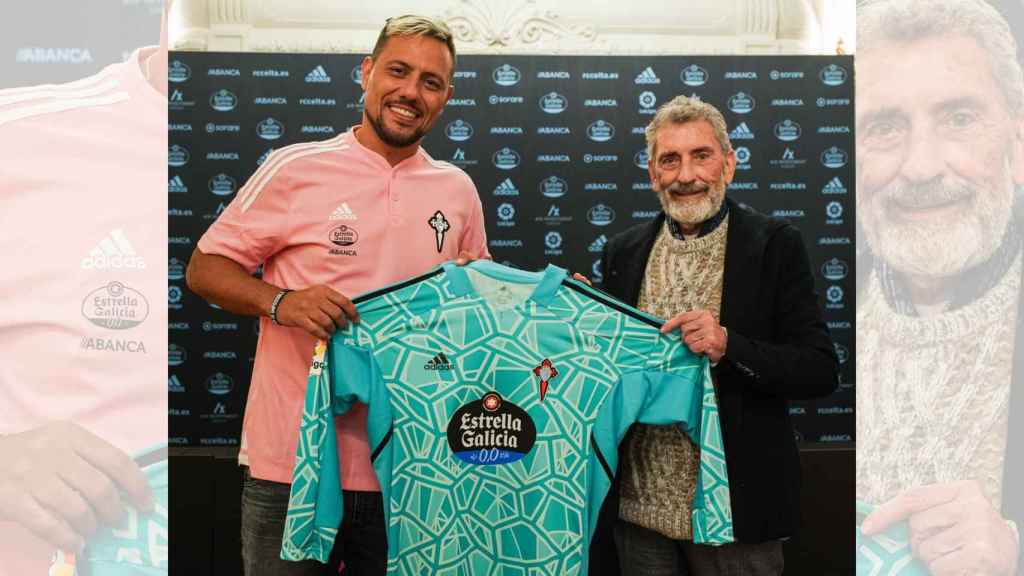 Diego Alves posa con la camiseta del Celta junto al presidente Carlos Mouriño.