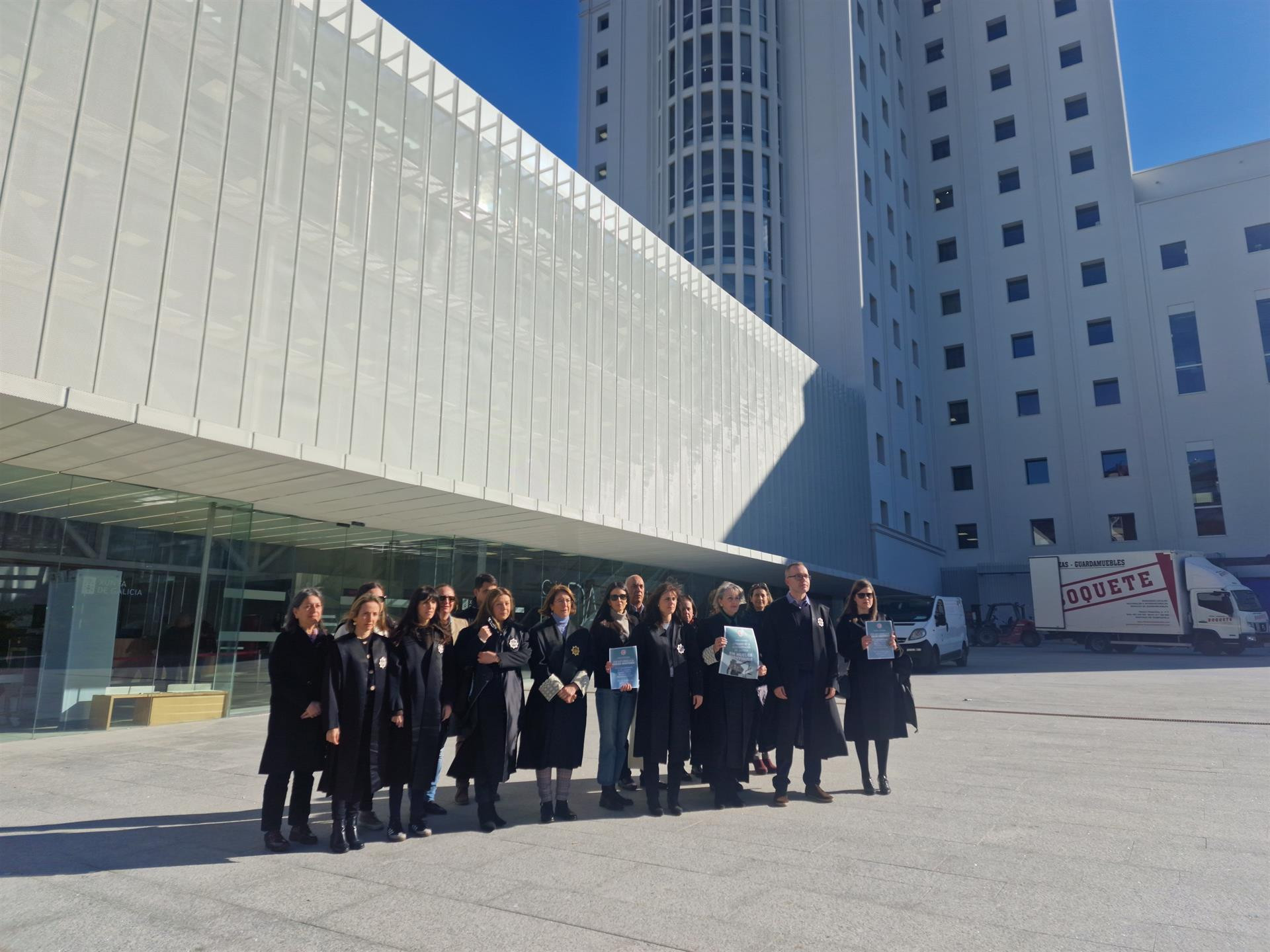 Concentración de letrados en la puerta de la Ciudad de la Justicia de Vigo. Foto: Pedro Davila / EP