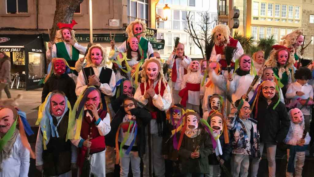 Los ‘merdeiros’ recorren el Casco Vello vigués.