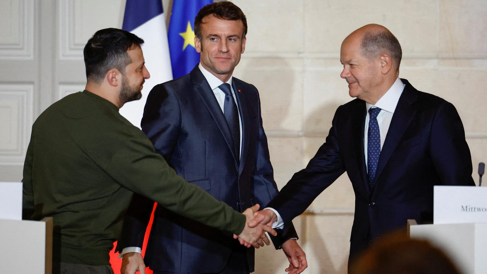 Macron observa cómo Zelenski y Scholz se estrechan la mano durante la rueda de prensa en el Elíseo.