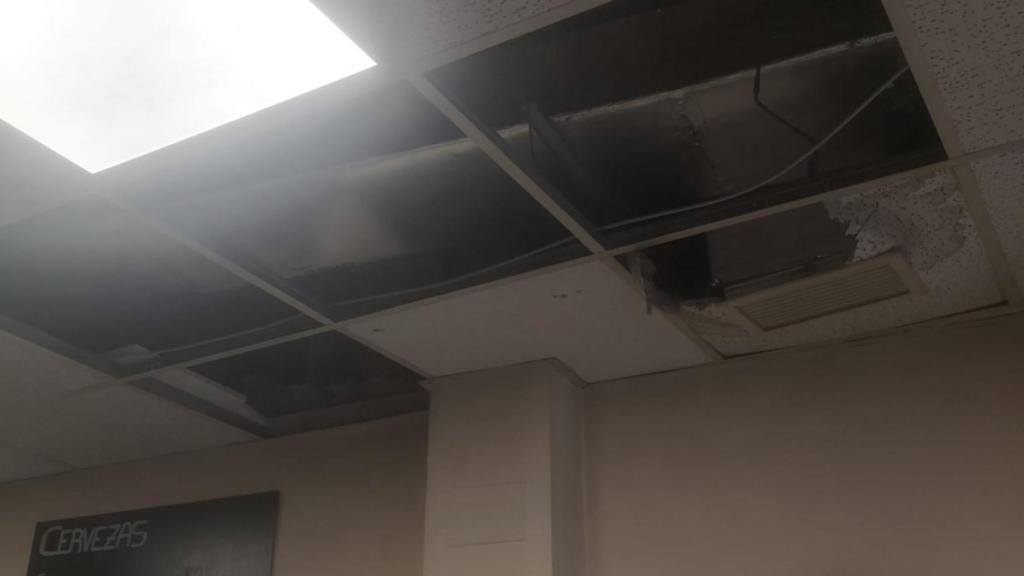 El techo de la pizzería desmontado por el vertido de aguas fecales.