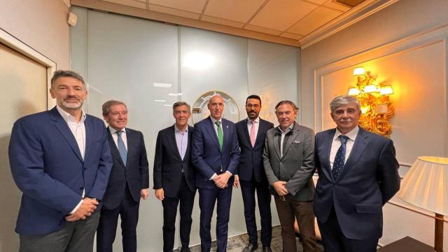 El alcalde de León mantiene una reunión en la Embajada de Qatar.