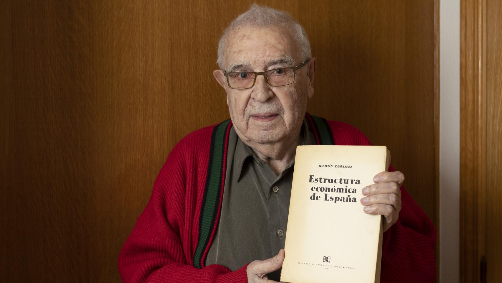 Víctor Díaz-Cardiel fue compañero de Tamames en el comité del PCE. En las manos, el libro más famoso de entonces, que estudió estando en la cárcel.