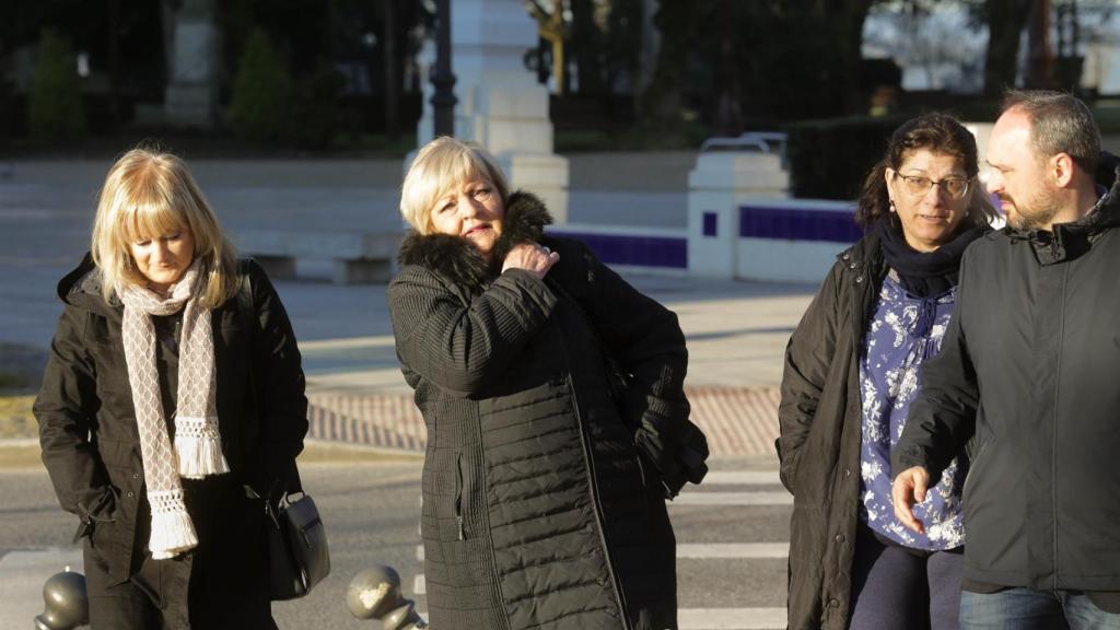 La abogada de la acusación, Carmen Balfagón, junto a la hermana de una de las víctimas.