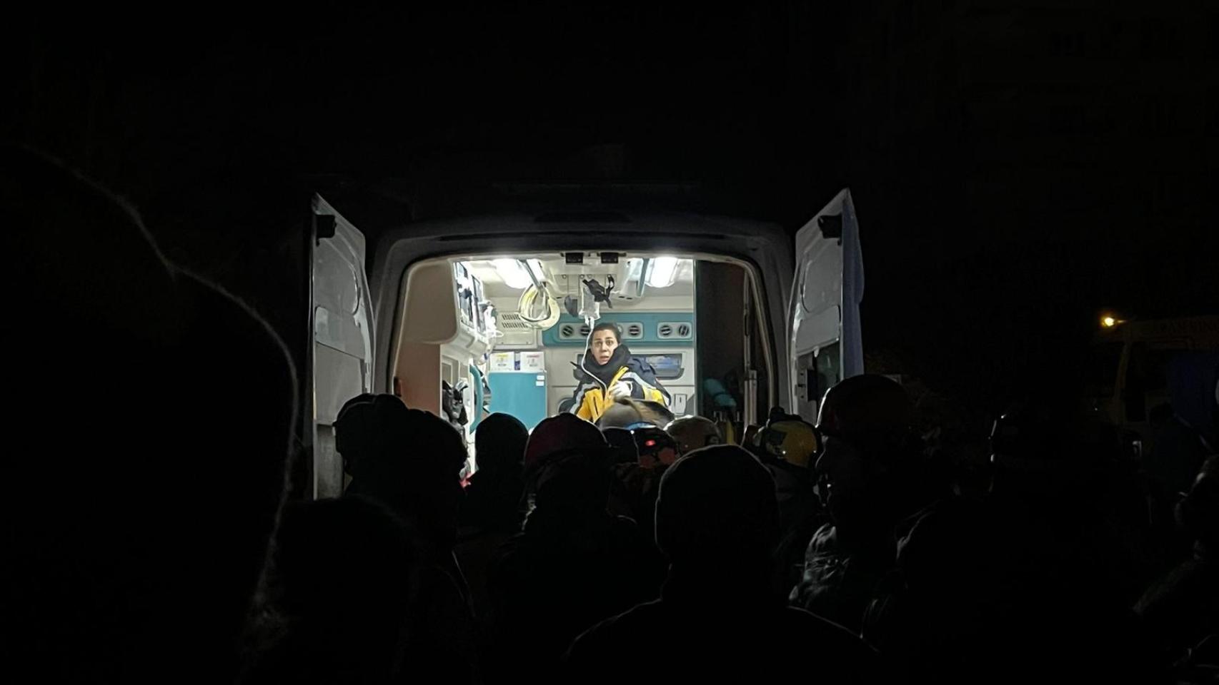 Una ambulancia en el momento de la extracción de Ölzem. / Rafa Martí
