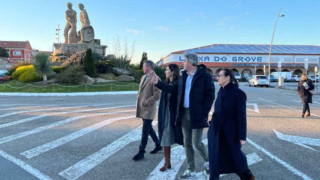 El delegado del Gobierno en Galicia, José Miñones,  la secretaria de Estado de Turismo, Rosana Morillo, el alcalde de O Grove, José Antonio Cacabelos, y la subdelegada en Pontevedra, Maica Larriba.