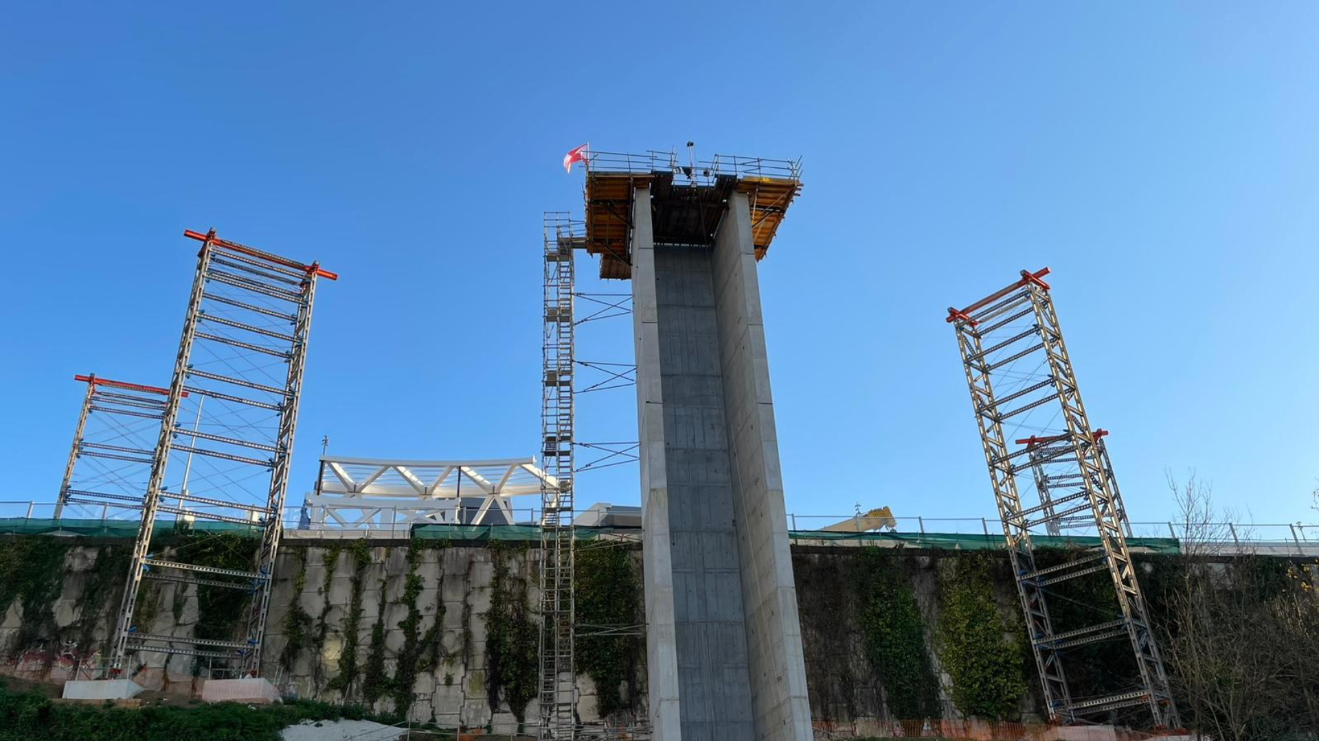 Obras del ascensor Halo. Fotos: Treintayseis