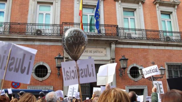 Concentración de letrados de la Administración de Justicia frente a la sede del Ministerio.