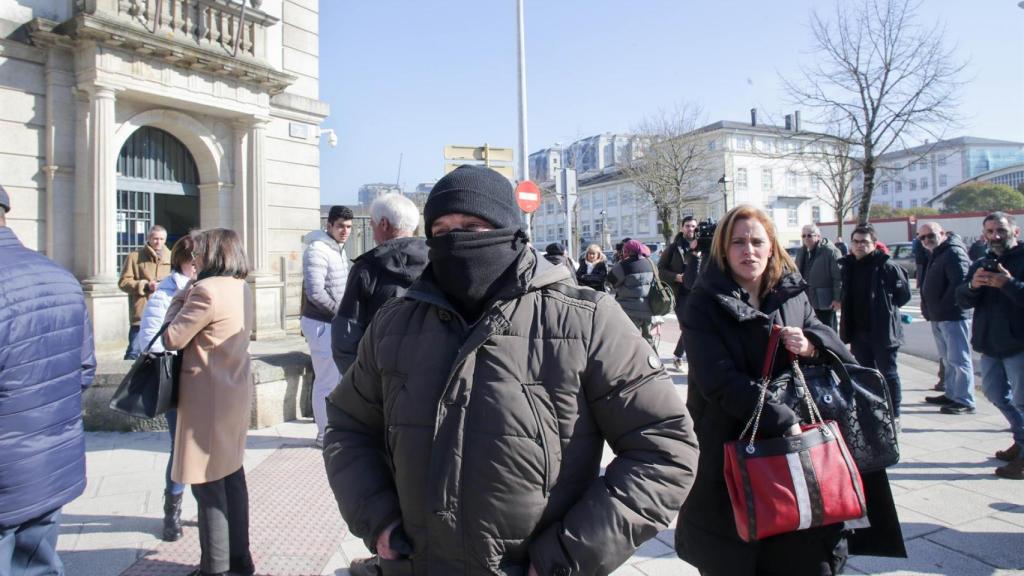 El acusado Manuel Juan Vilariño y su abogada a su salida de la jornada de conclusiones del juicio del doble crimen del Cash Record.