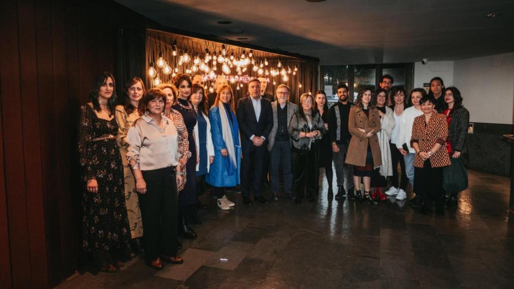 Foto de grupo con los premiados.