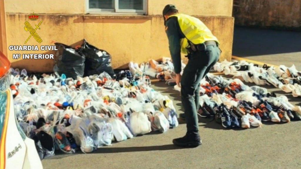 Imagen de archivo de una incautación de zapatillas deportivas