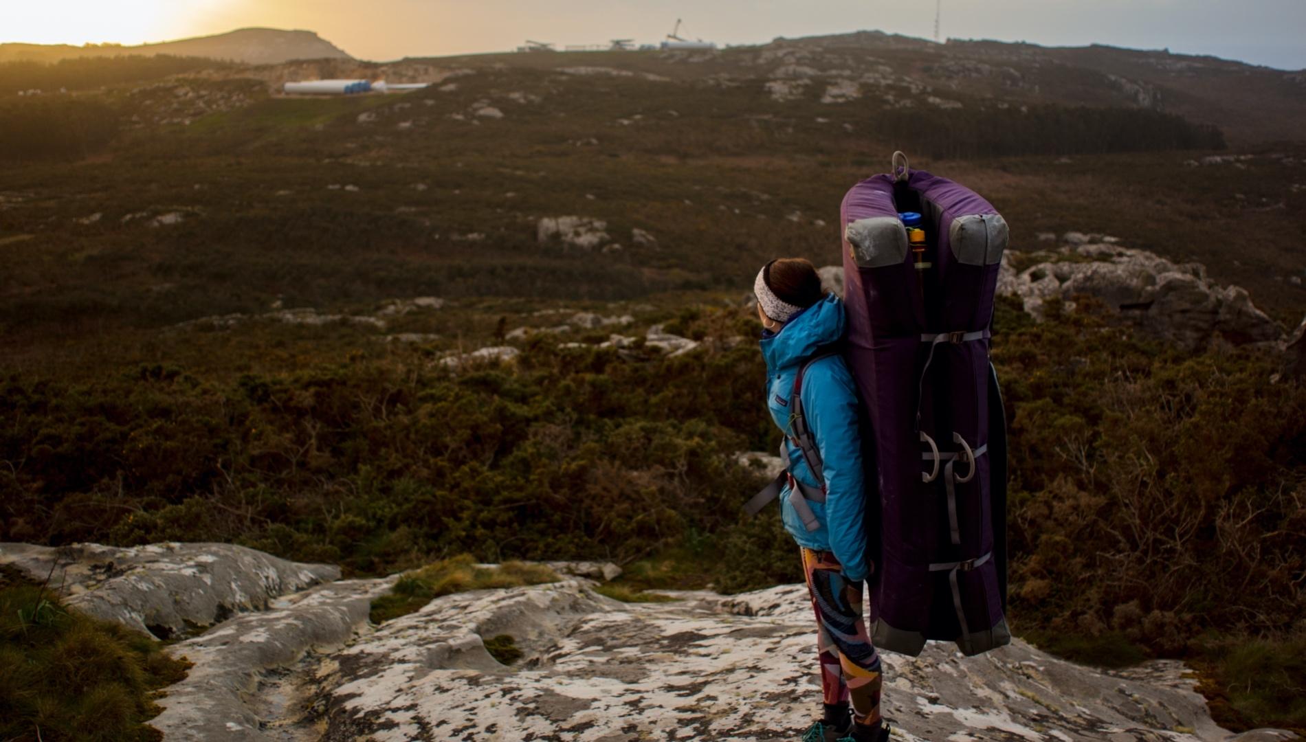 Una escaladora con un ‘crashpad’ para practicar ‘boulder’ (Foto: Nacho Caballero)
