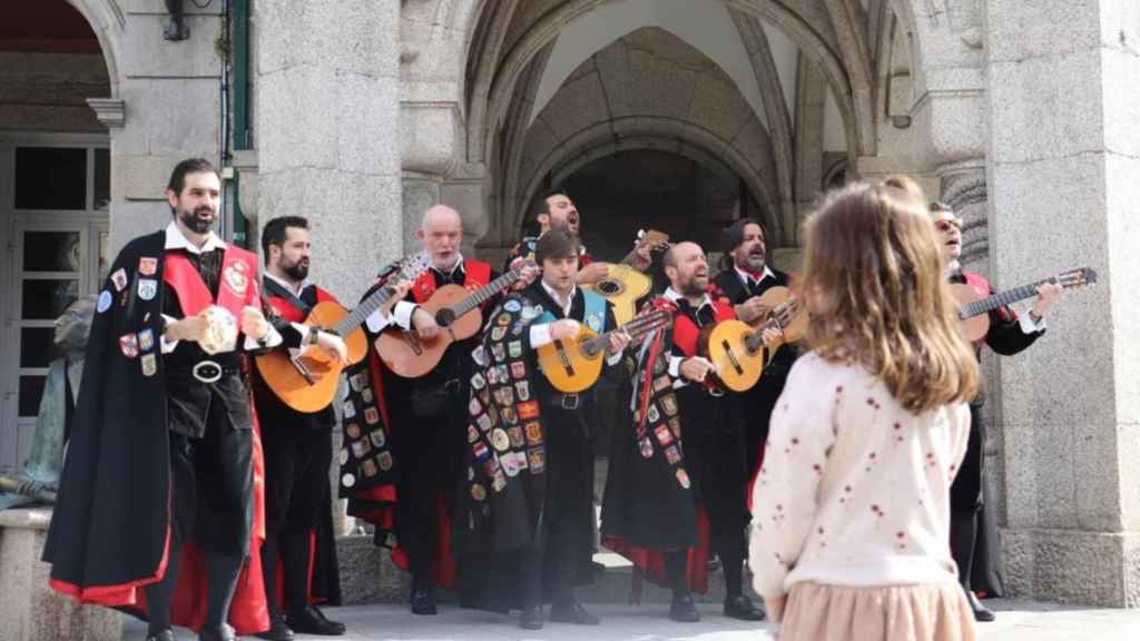 Actuación de la Tuna en O Porriño.