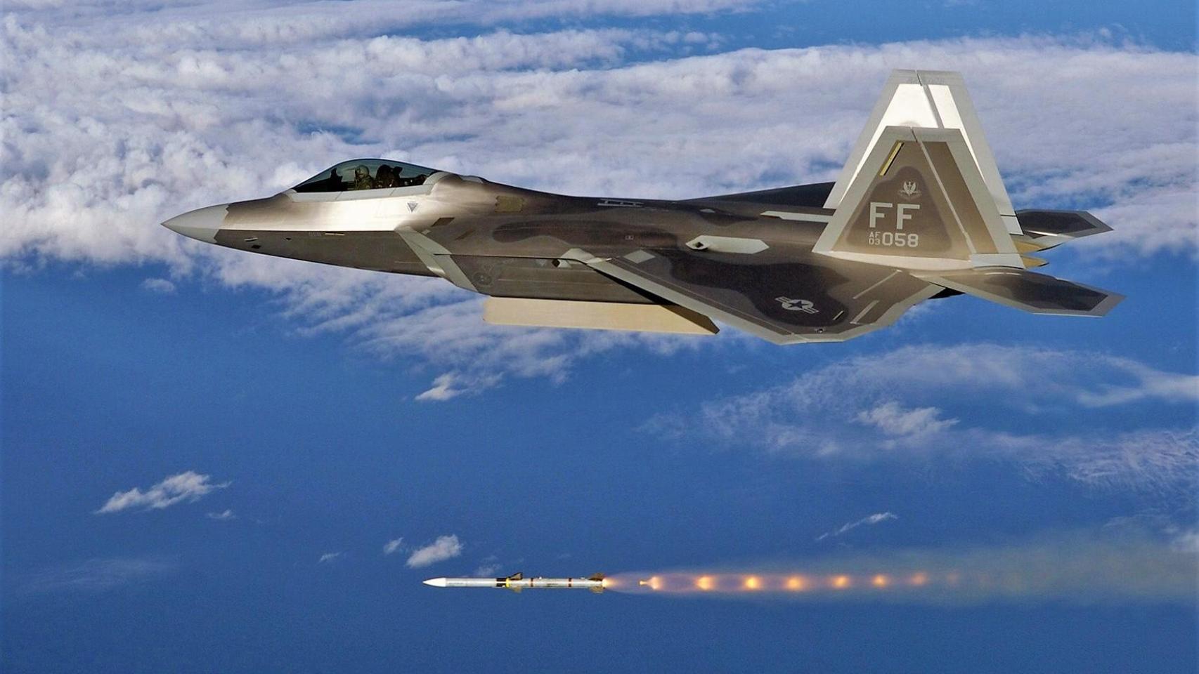 F-22 lanzando un misil