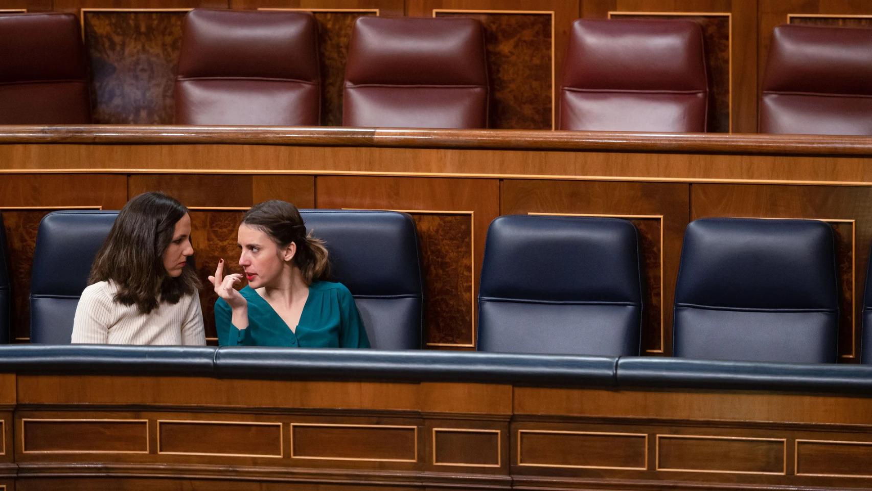 La ministra de Derechos Sociales y Agenda 2030, Ione Belarra, y la de Igualdad, Irene Montero.