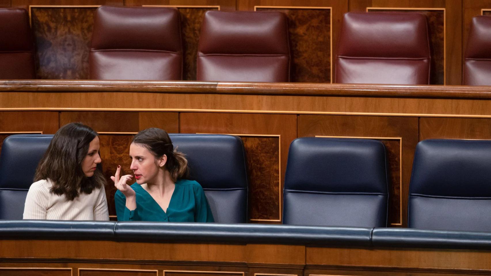 La ministra de Derechos Sociales y Agenda 2030, Ione Belarra, y la de Igualdad, Irene Montero.