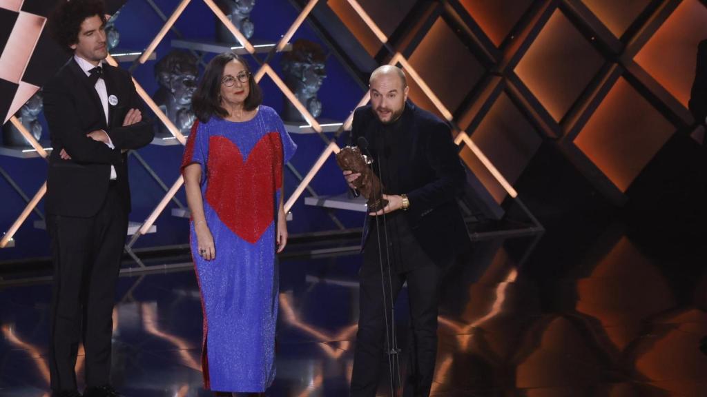 Los productores y el director de ‘Unicorn Wars’ recogen la estatuilla.