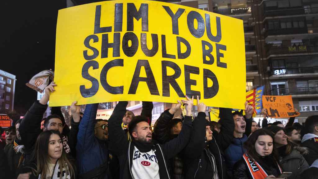 Pancarta en Mestalla contra Peter Lim