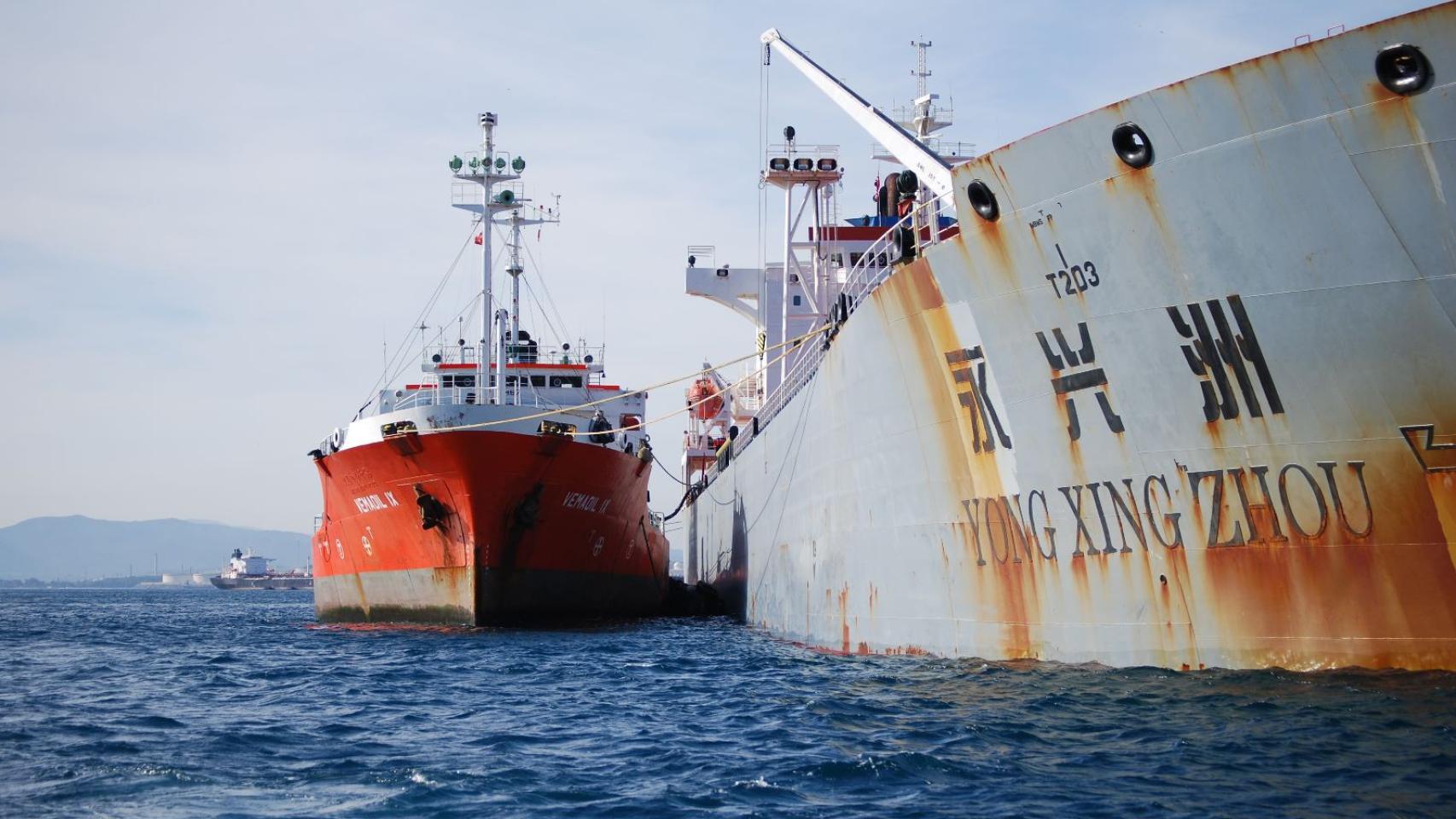 La técnica del 'ship to ship' con un barco chino.