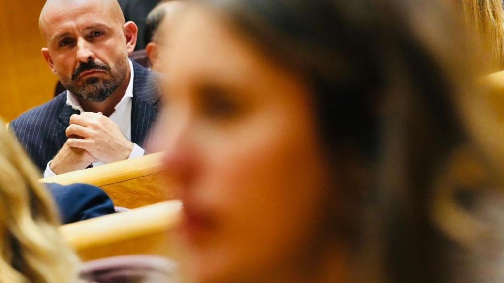 El senador del PP Jaime de los Santos, ante el rostro de la ministra Irene Montero (en primer plano), el pasado jueves durante el debate de la Ley Trans.