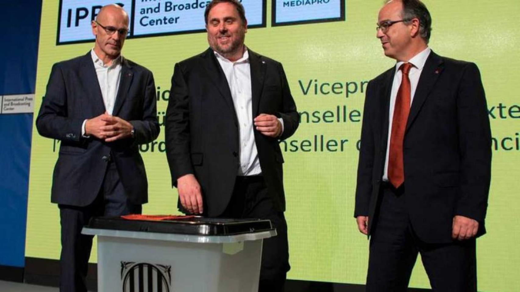 Junqueras, Turull y Romeva, ante una urna del referéndum del 1-O./