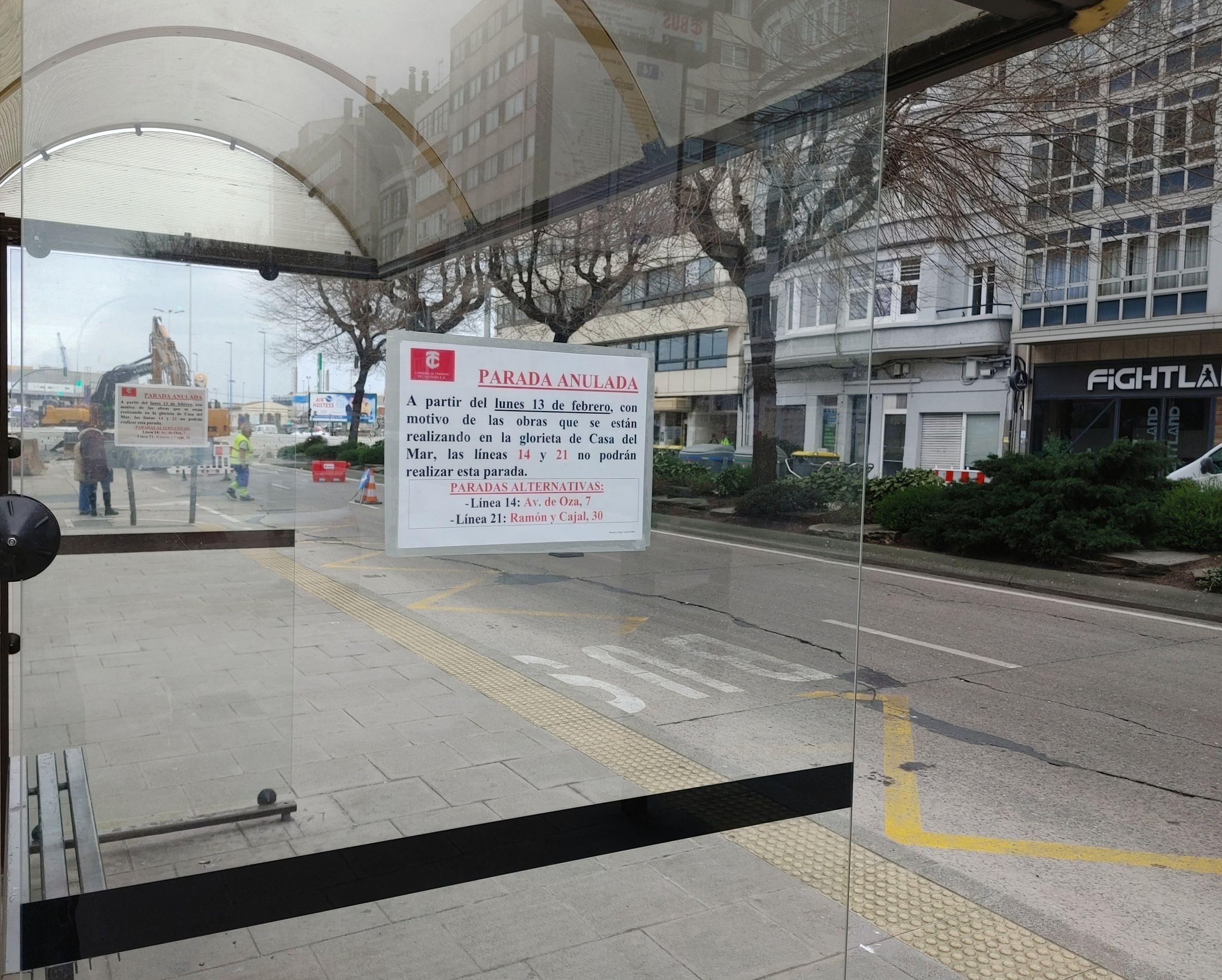 Cartel informativo en una parada de aoutobús que deja de estar operativa (foto: @EloyTP)