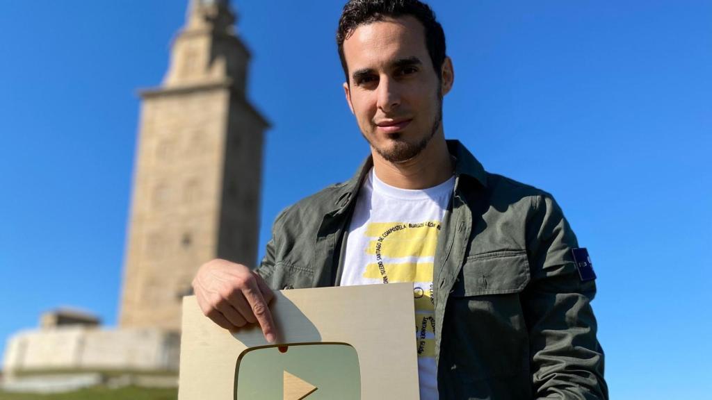 El doctor coruñés Simón Pardiñas posa con su reconocimiento.