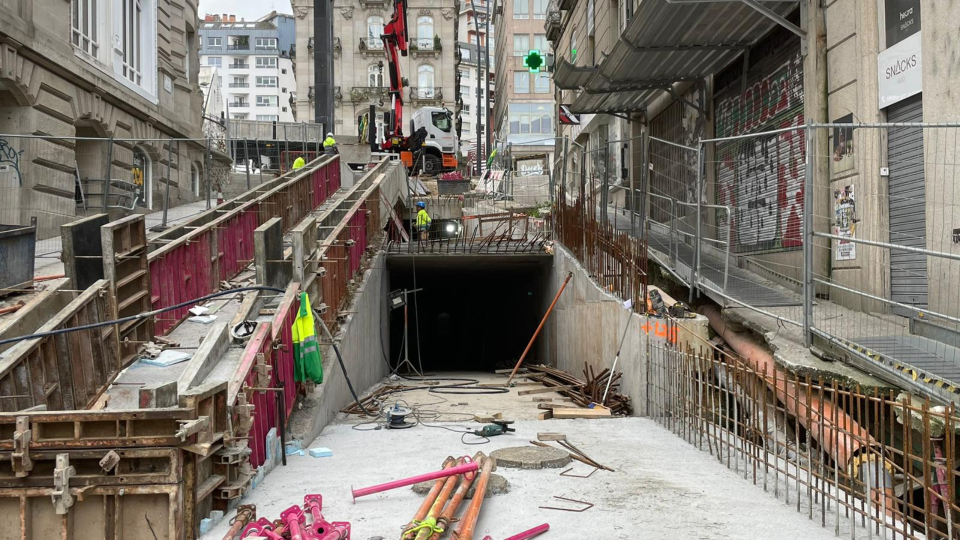 Obras de instalación de la rampa mecánica en la calle Carral. Fotos: Treintayseis