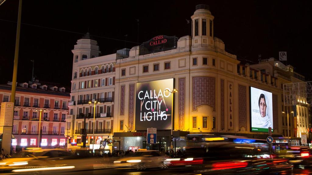 Vista de la fachada de Cines Callao.