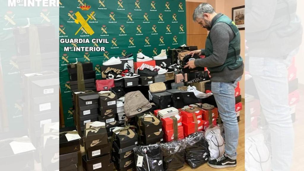 Ropa y calzado deportivo intervenido.