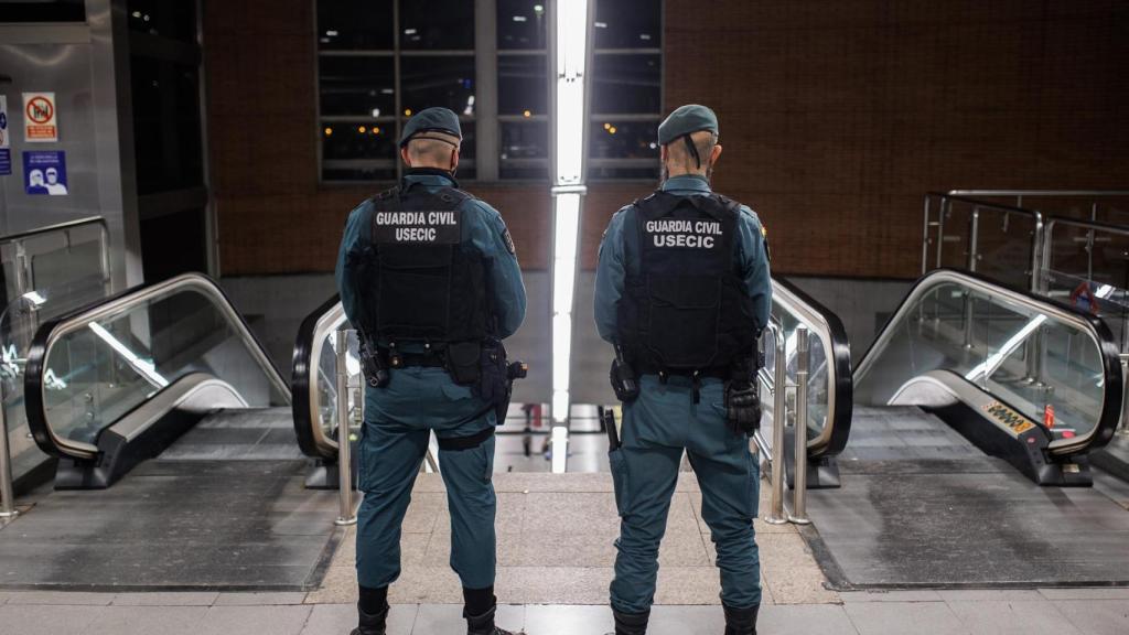 Dos agentes de la Guardia Civil en un control para prevenir la violencia entre bandas juveniles en Madrid