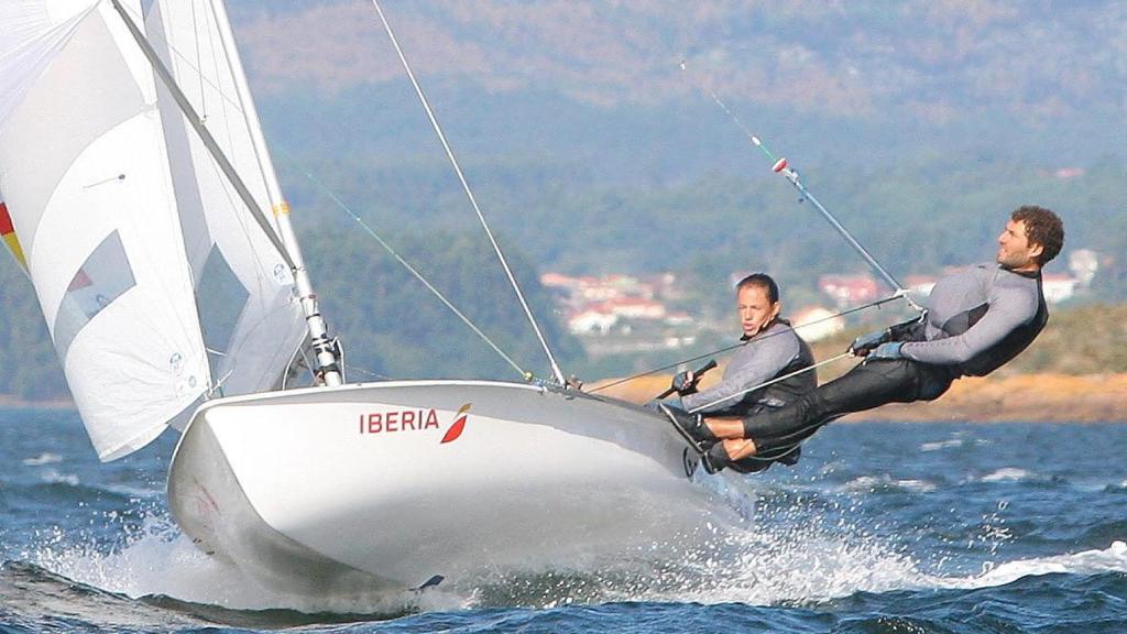 Nico Rodríguez navegando con Silvia Mas en aguas de Vilagarcía