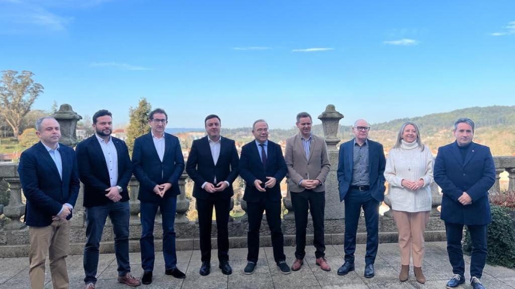 Foto de familia de los asistentes al acto de presentación de la Vïa Verde