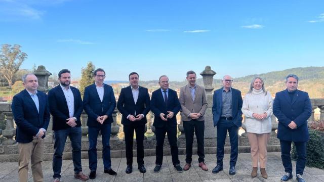 Foto de familia de los asistentes al acto de presentación de la Vïa Verde