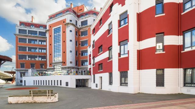 Imagen actual del edificio que alberga la residencia CleceVitam Altos Hornos de Baracaldo.