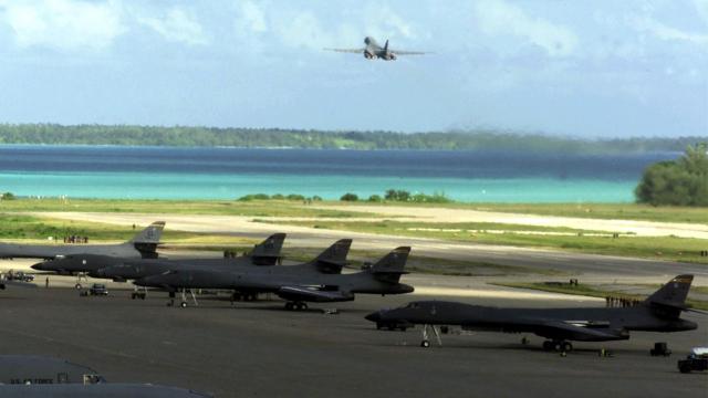 Un bombardero B1 despega de Diego García en 2001 durante la Operación Libertad Duradera.