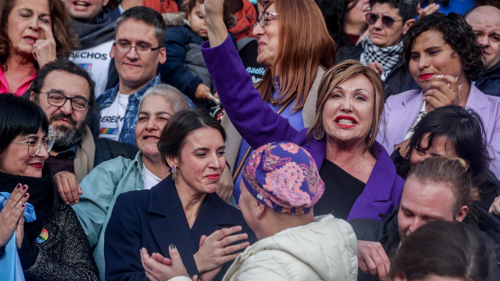 La ministra de Igualdad, Irene Montero, y la activista trans Mar Cambrollé, frente al Congreso el 22 de diciembre.