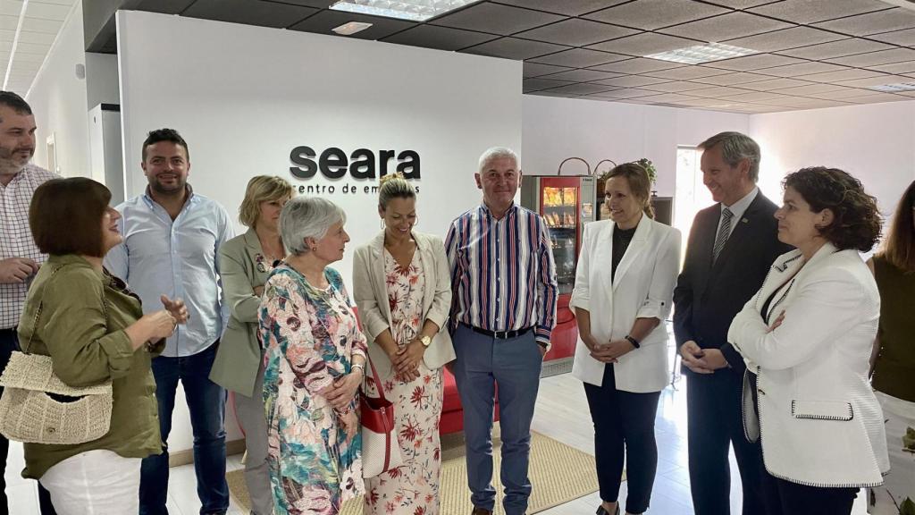 José Miñones, segundo por la derecha, en un acto esta mañana
