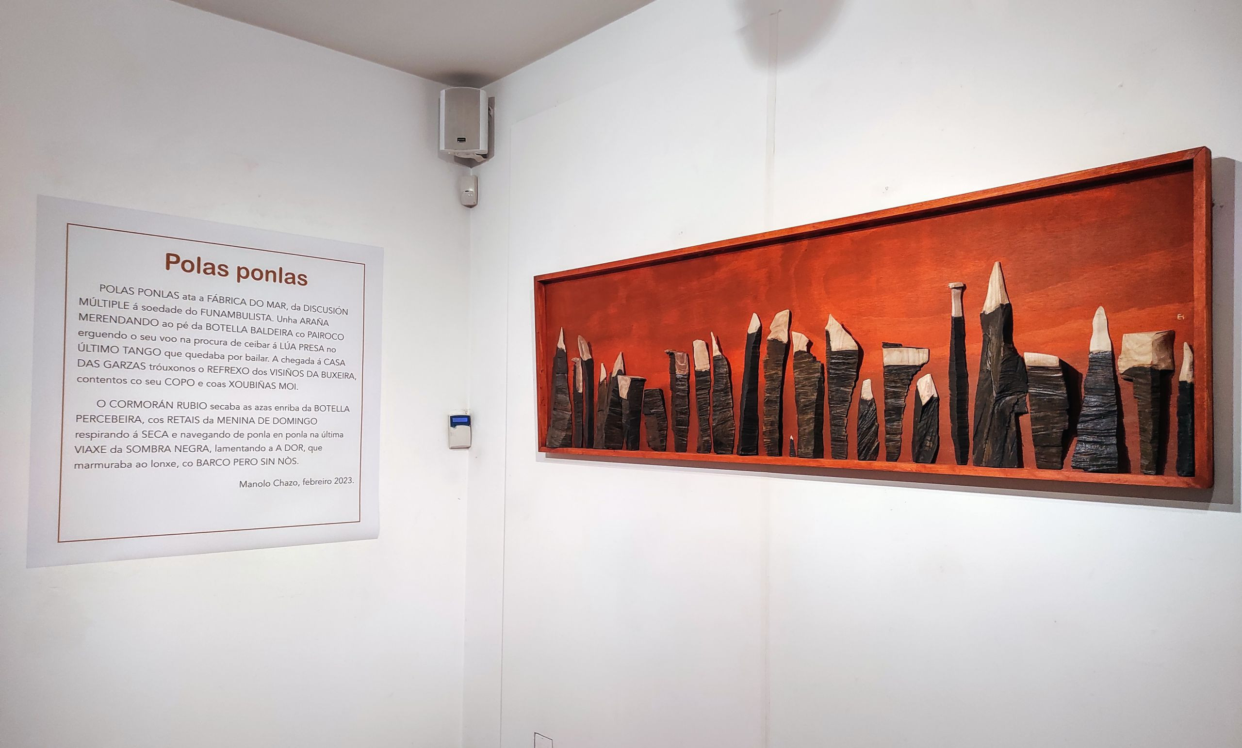 Poema del artista con los nombres de las obras expuestas en Cambados. Foto: Treintayseis