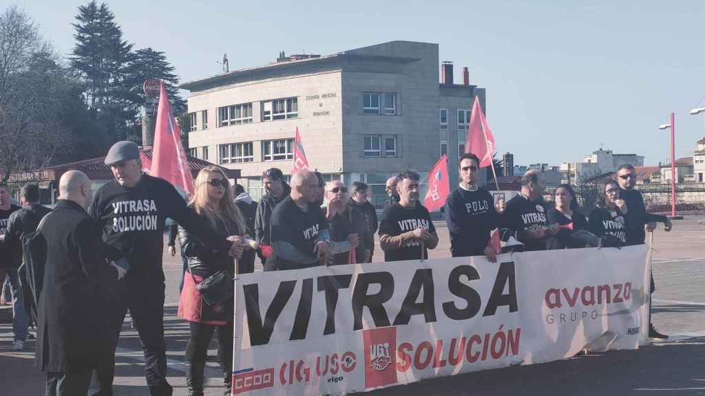 Trabajadores de Vitrasa concentrados ante el Consistorio de la ciudad olívica.